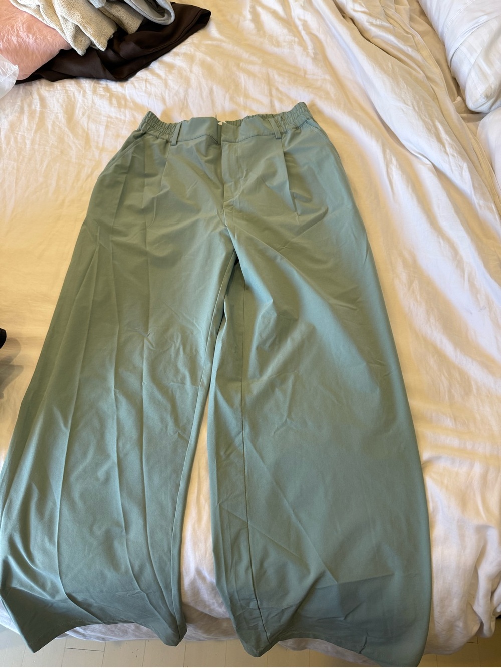 ALO Yoga Wide-Leg Trousers in Sage Green